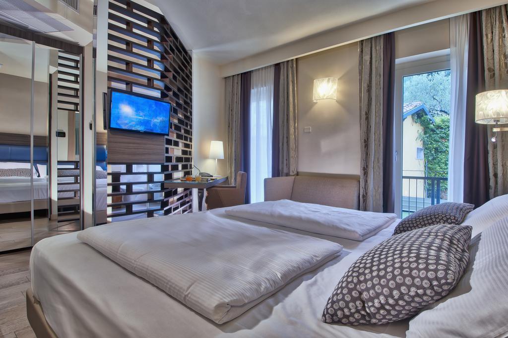 Hotel Galvani Torri Del Benaco Extérieur photo